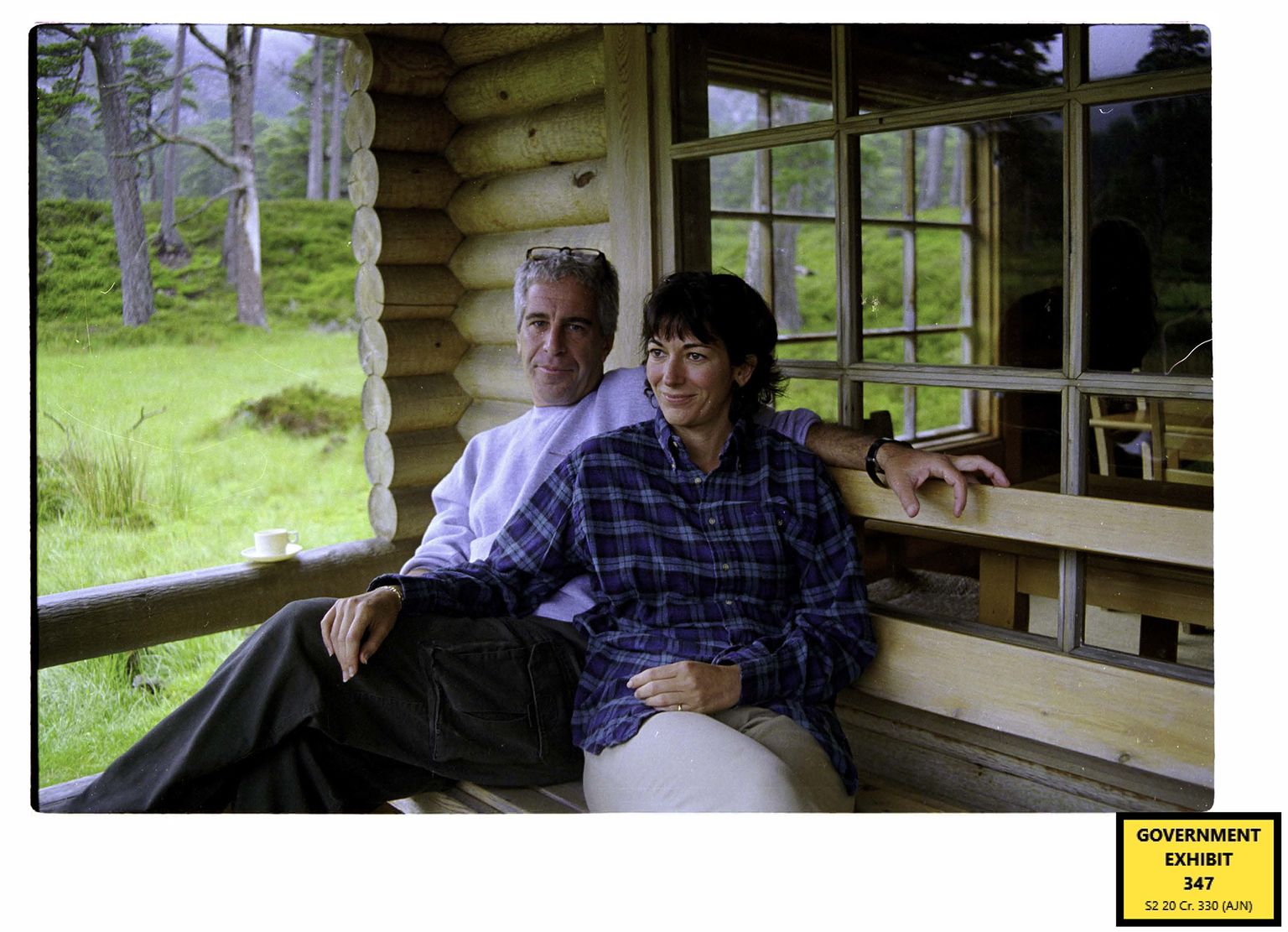 Ghislaine Maxwell ja Jeffrey Epstein Šotimaal Balmorali lossi maadel asuvas metsamajas. Väidetavalt tegi neist 1999 seal foto prints Andrew