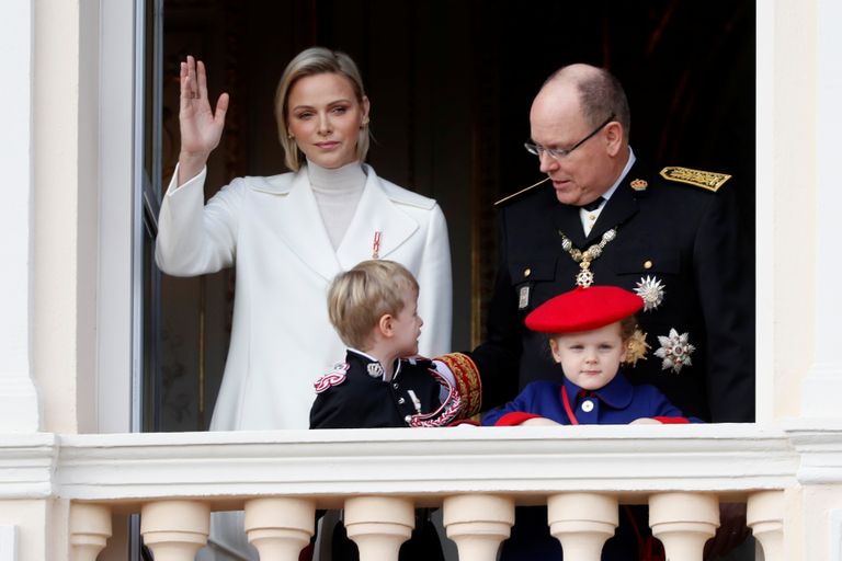 Monaco vürst Albert II ja vürstinna Charlene koos oma kaksikutest laste, prints Jacques'i ja printsess Gabriellaga novembris 2019