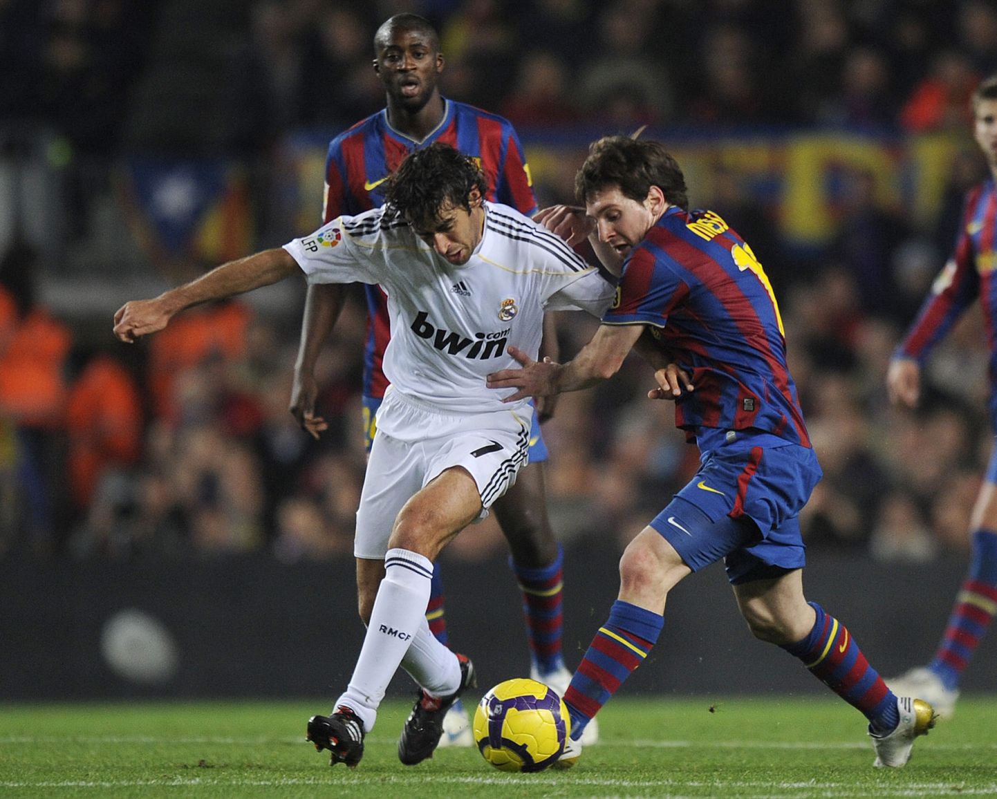 Lionel Messi võitlemas Madridi Reali number seitsmega. Enne Cristiano Ronaldot kandis seda särginumbrit legendaarne Raul.