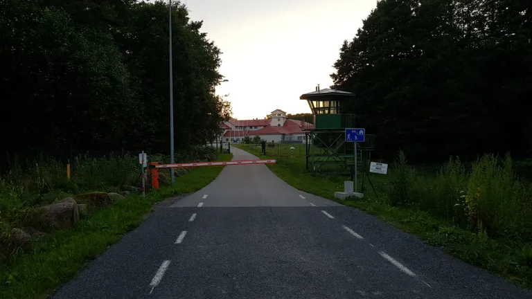 Kompleks on avalikkusele suletud ja on kohaks vaid valvurile ning koerakoolitajatele
