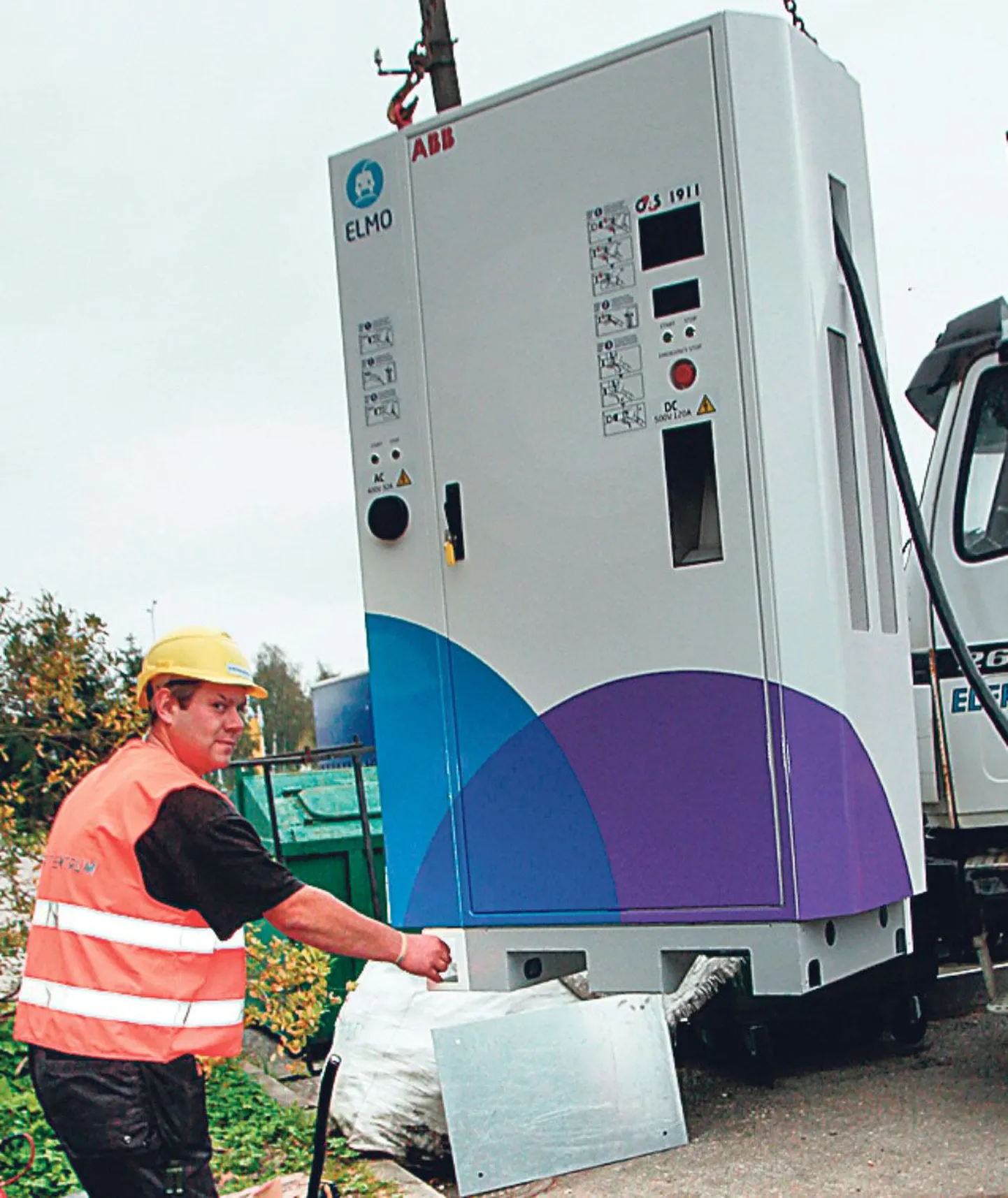 Elektritsentrumi töömehed seadsid üleeile Olerexi tanklasse üles Pärnu esimese elektriautode kiirlaadimisjaama.