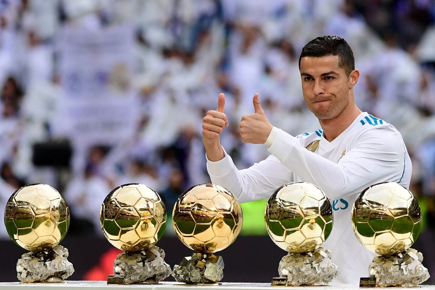 Cristiano Ronaldo näitas matši eel oma viiendat Ballon d'Or-i.