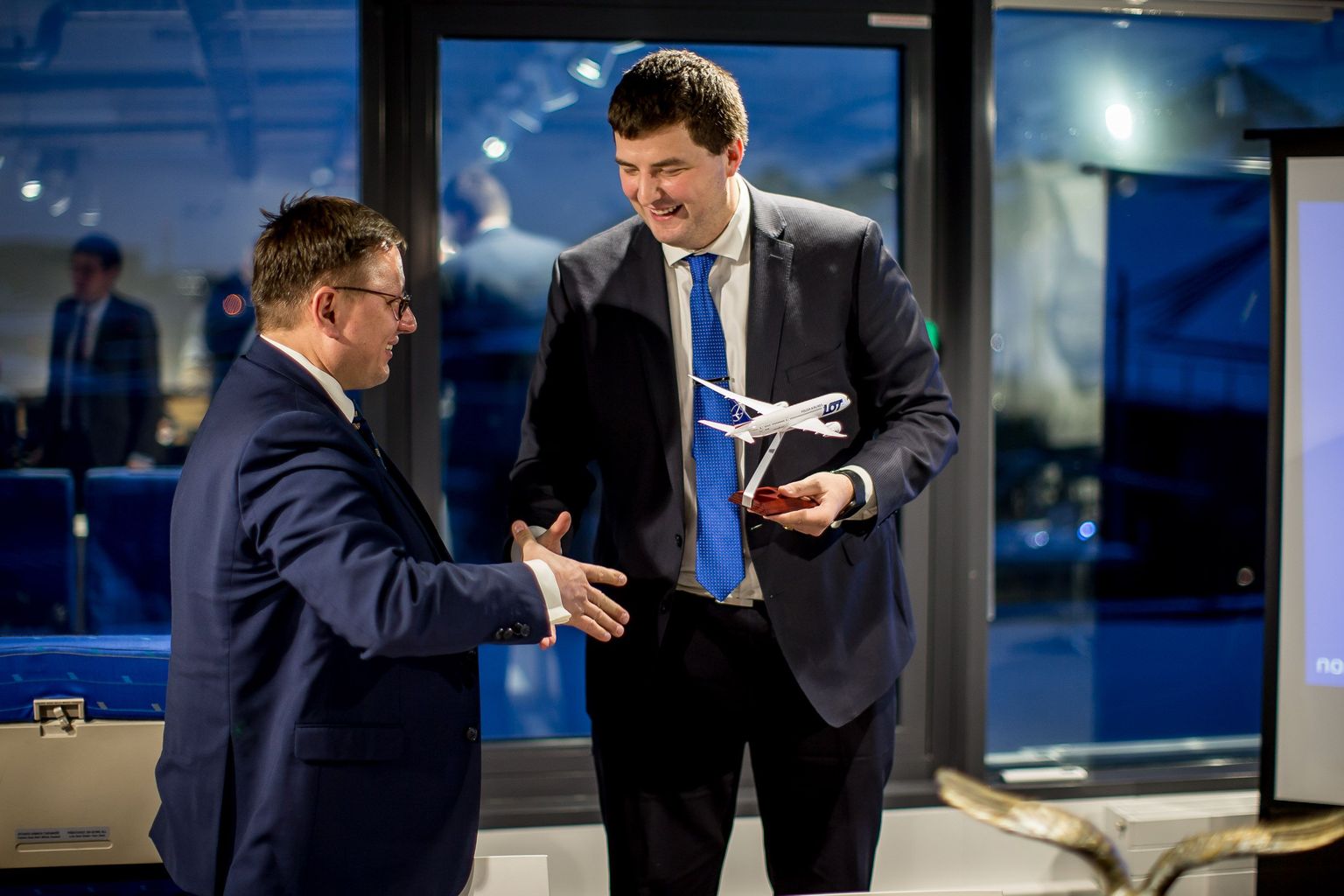 Poola LOT otsustas lüüa käed aasta aega tegutsenud Eesti rahvusliku lennufirmaga Nordica, eesmärgiga kujundada oluliselt ümber piirkondlikku lennuvõrgustikku. Pildil  LOTi tegevjuht Rafał Milczarski (vasakul) ja Nordica lendude opereerimisega tegeleva tütarfirma Regional Jet tegevjuht Sven Kukemelk.