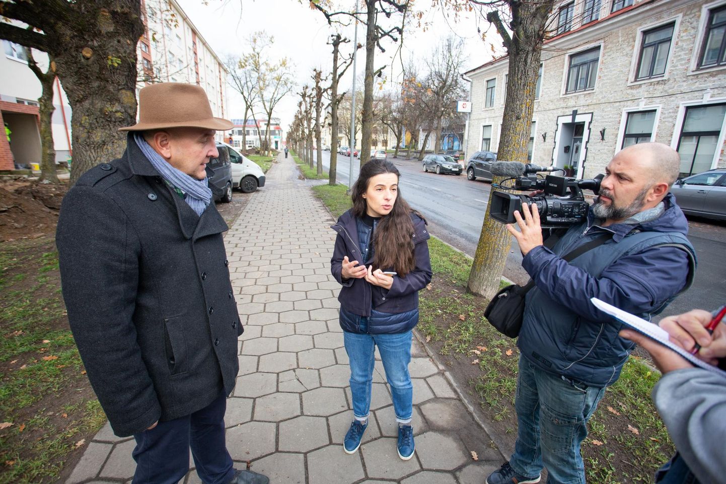 Andres Jaadla (vasakul) annab intervjuud Ukraina ajakirjanikele. Keskel Vlasta Lazur.
