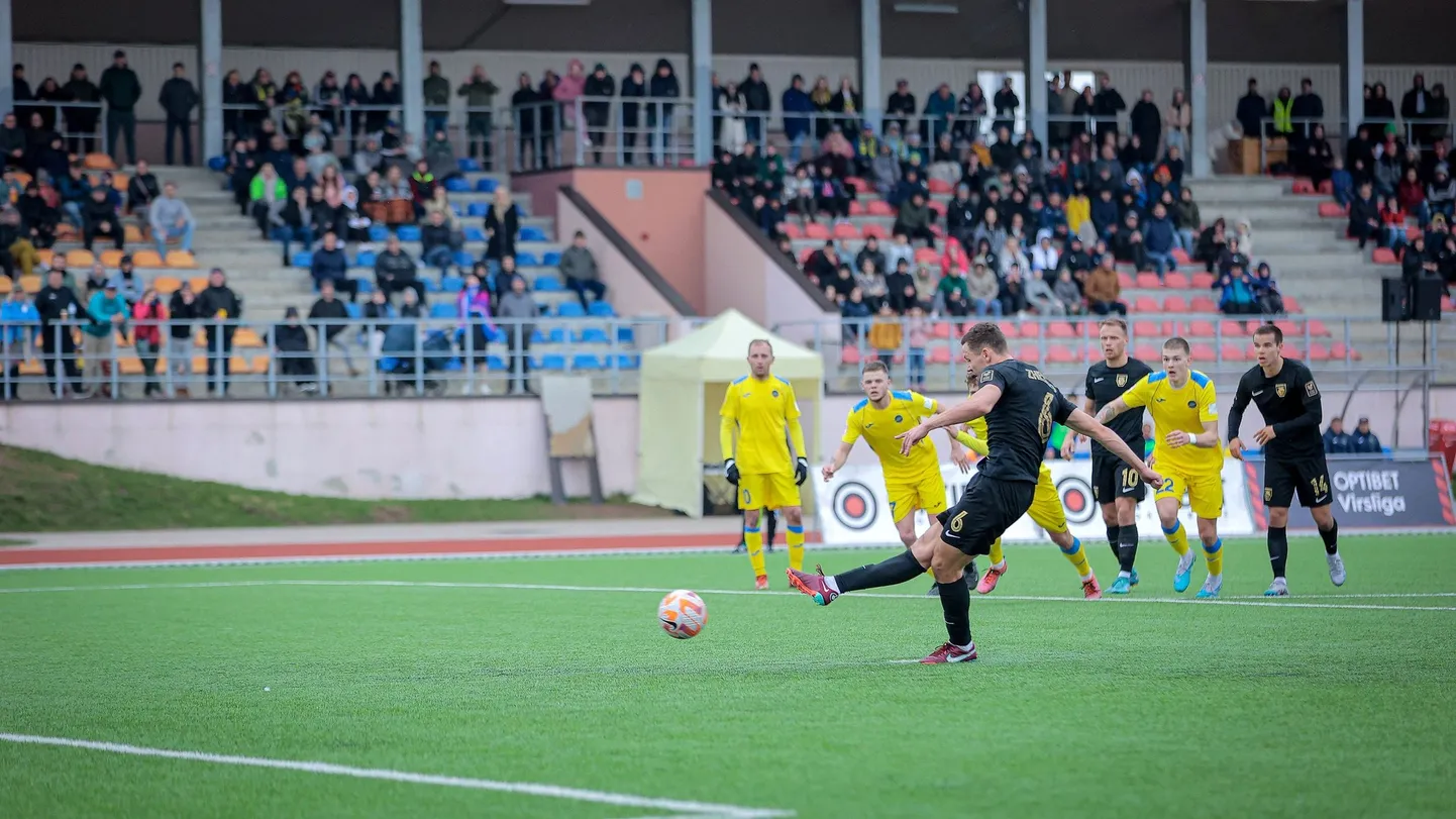 Ukrainas futbolists Ivans Želizko nerealizē 11 metru soda sitienu