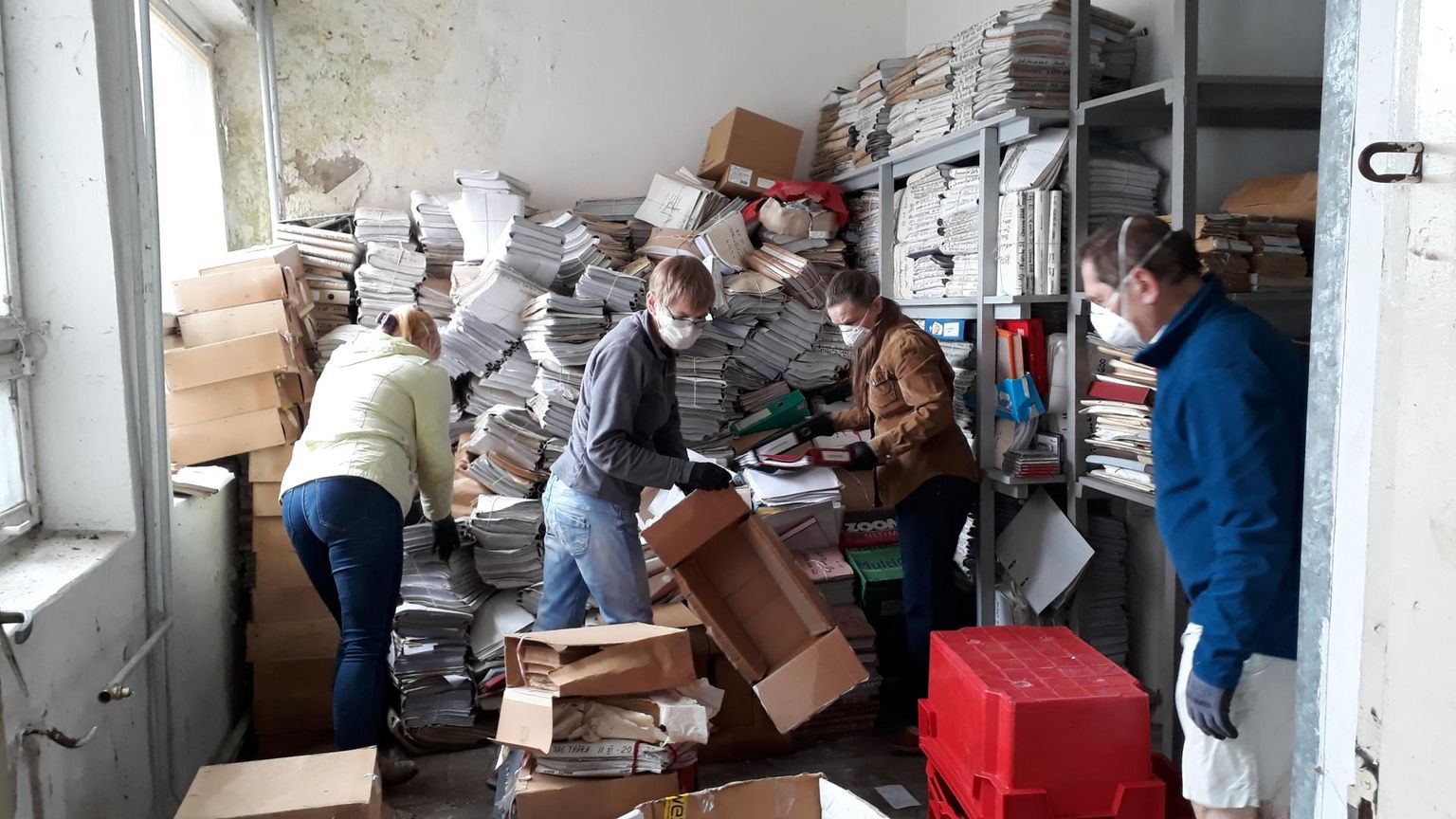 Rahvusarhiivi töötajad sorteerisid loovlinnaku vedajate abiga arhiivi dokumendid väärtuslikeks ja väärtusetuteks, esimesed viidi Tartu arhiivi, teised aga hävitamisele.