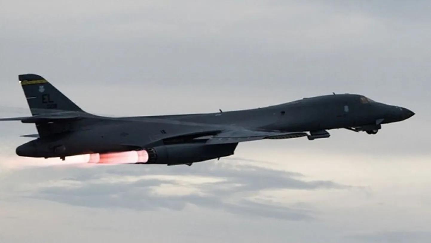 B-1 pommitaja.