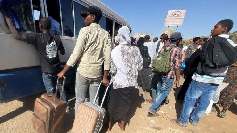 Тысячи людей, опасаясь за свою жизнь, пытаются покинуть Судан