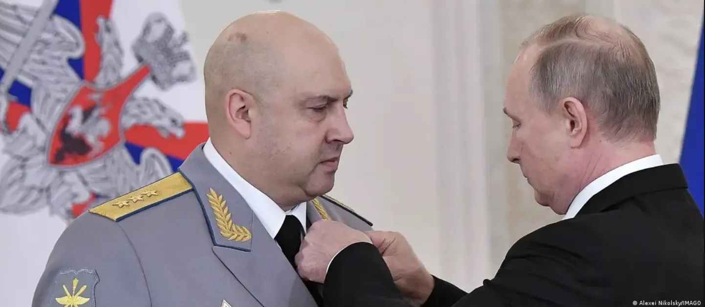 Генерал Сергей Суровикин получает награду от президента РФ Владимира Путина