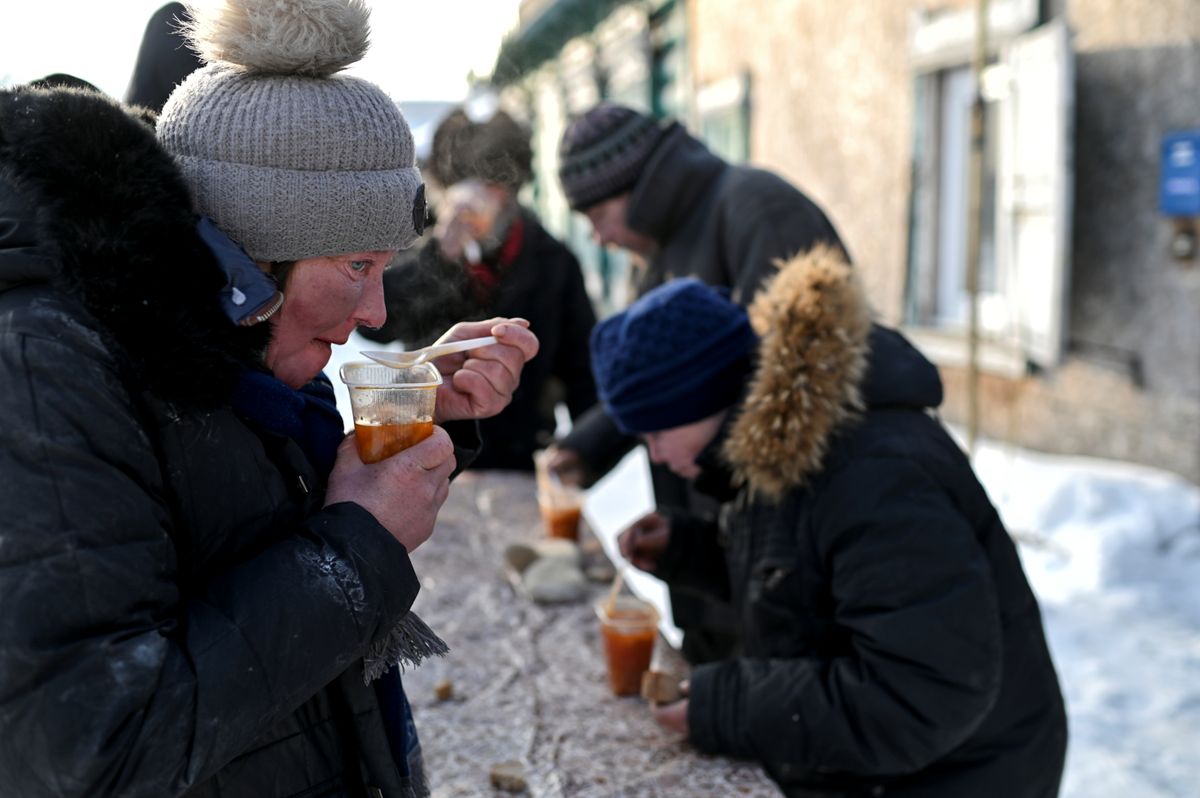 Venemaa Omski kodutud söömas heategevusorganisatsiooni Caritas pakutud suppi.