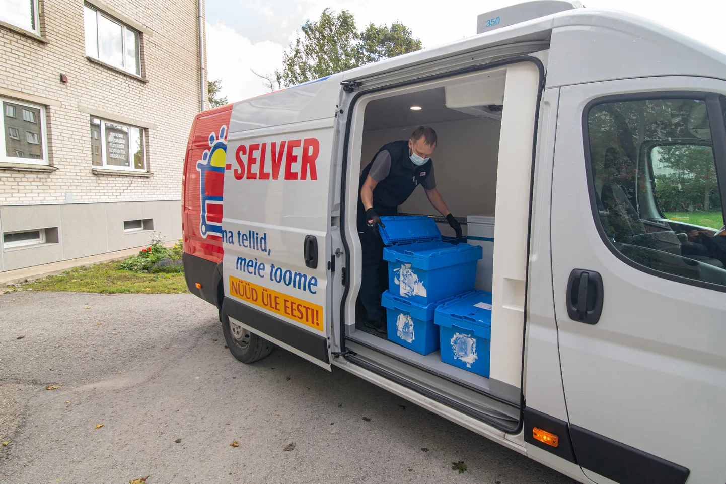 Kõik Ida-Virumaa elanike tellimused komplekteeritakse Jõhvis, kust kullerid need vajalikku temperatuuri hoidvates kastides igasse maakonna nurka laiali veavad