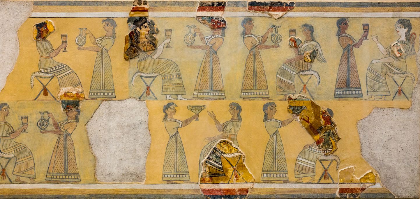 Seinamaal meestest ja naistest, kes seisavad ja istuvad Knossosest pärit taburettidel.