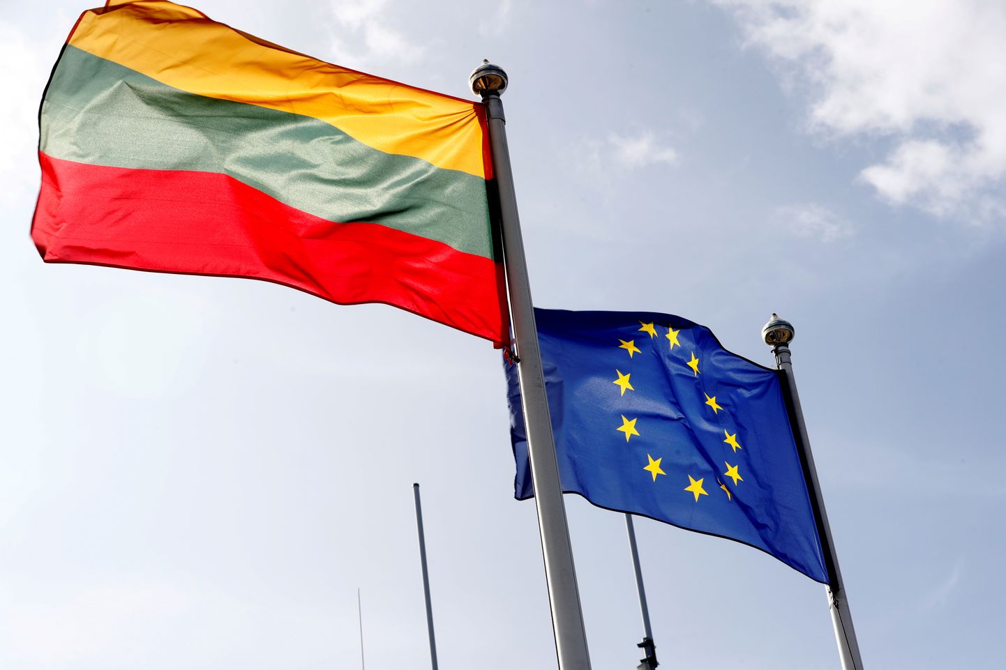 Флаги Литвы и Европейского союза.