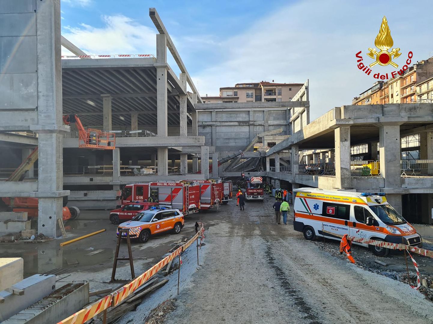Ehitusjärgus kaubanduskeskuse varingu sundmuspaika jõudnud päästjad Itaalias Firenzes.