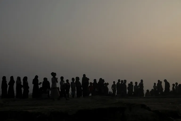 Bangladeshi pagenud rohinjad toiduabi järjekorras.