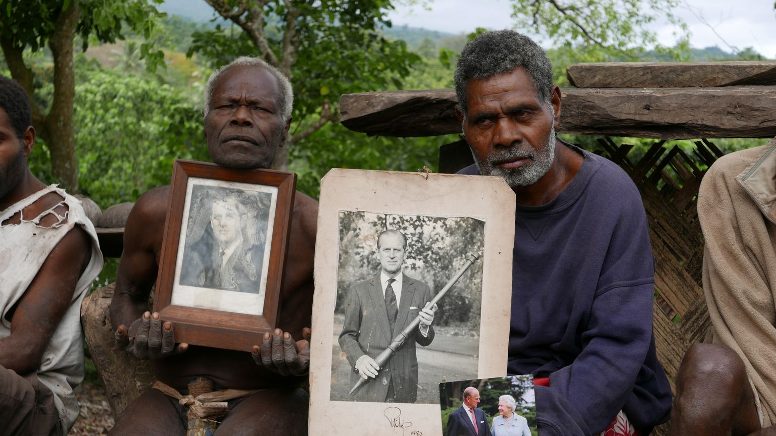 Vanuatu Tanna saare Yaohnaneni küla vanem Jack Malia (vasakul) ja küla elanikud hoidmas Briti prints Philipi pilte. Näha on ka fotot, millel prints Philip on koos kuninganna Elizabeth II