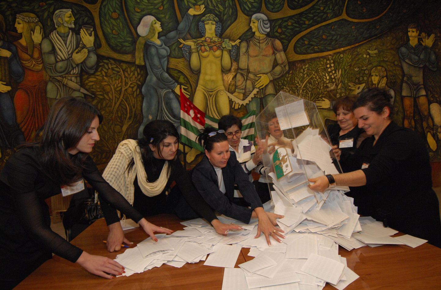 Valmisjaoskonna töötajad tühjendavad hääletussedelite kasti Suhhuumis.