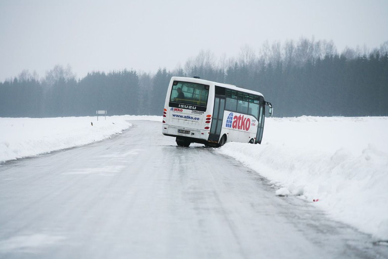 See Atko liinibuss vajus eile hommikul kraavi Järvamaal Kareda vallas Vodja küla lähedal.