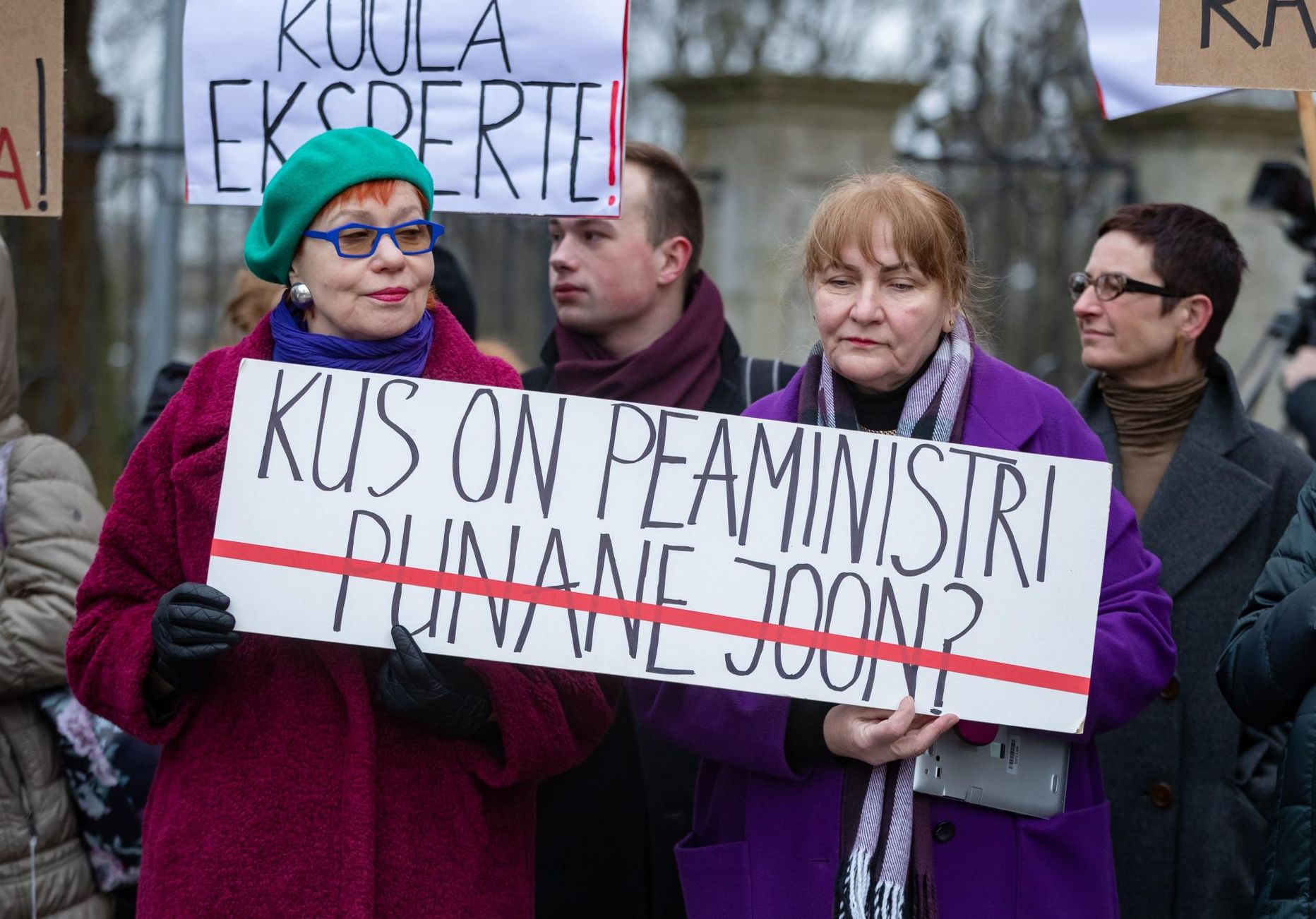 Opositsiooni meeleavaldus Riigikogu ees pensionisüsteemi muudatuste vastu eelmise aasta 29. jaanuaril. Pildil Signe Kivi ja Helmen Kütt (paremal) riigikogu ees plakatiga, kus on peaministri punane joon. Ööl vastu kolmapäeva sai see küsimus vastuse.