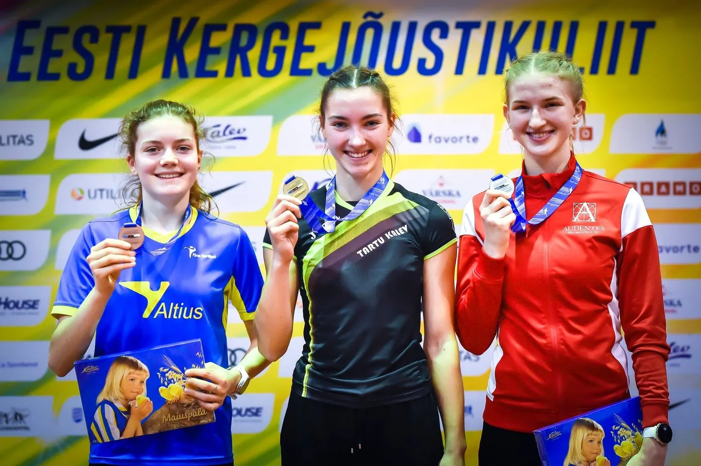 Viola Hambidge (vasakul) teenis uues vanuseklassis pronksmedali.