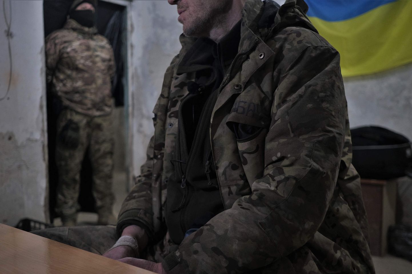 Ukraina vägede poolt kinni võetud Vene erasõjafirma Wagner liige ja endine vang ülekuulamisruumis Bahmuti lähistel 12. märtsil 2023.