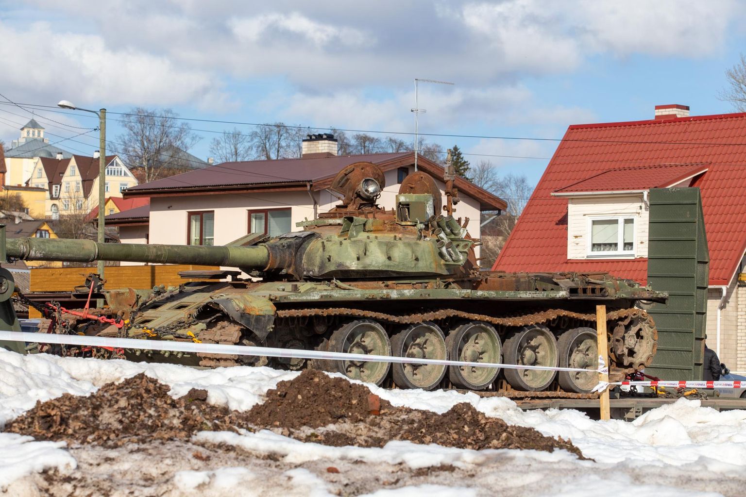 Vene tank seisab Viljandi järve ääres staadioni parklas esmaspäevani.