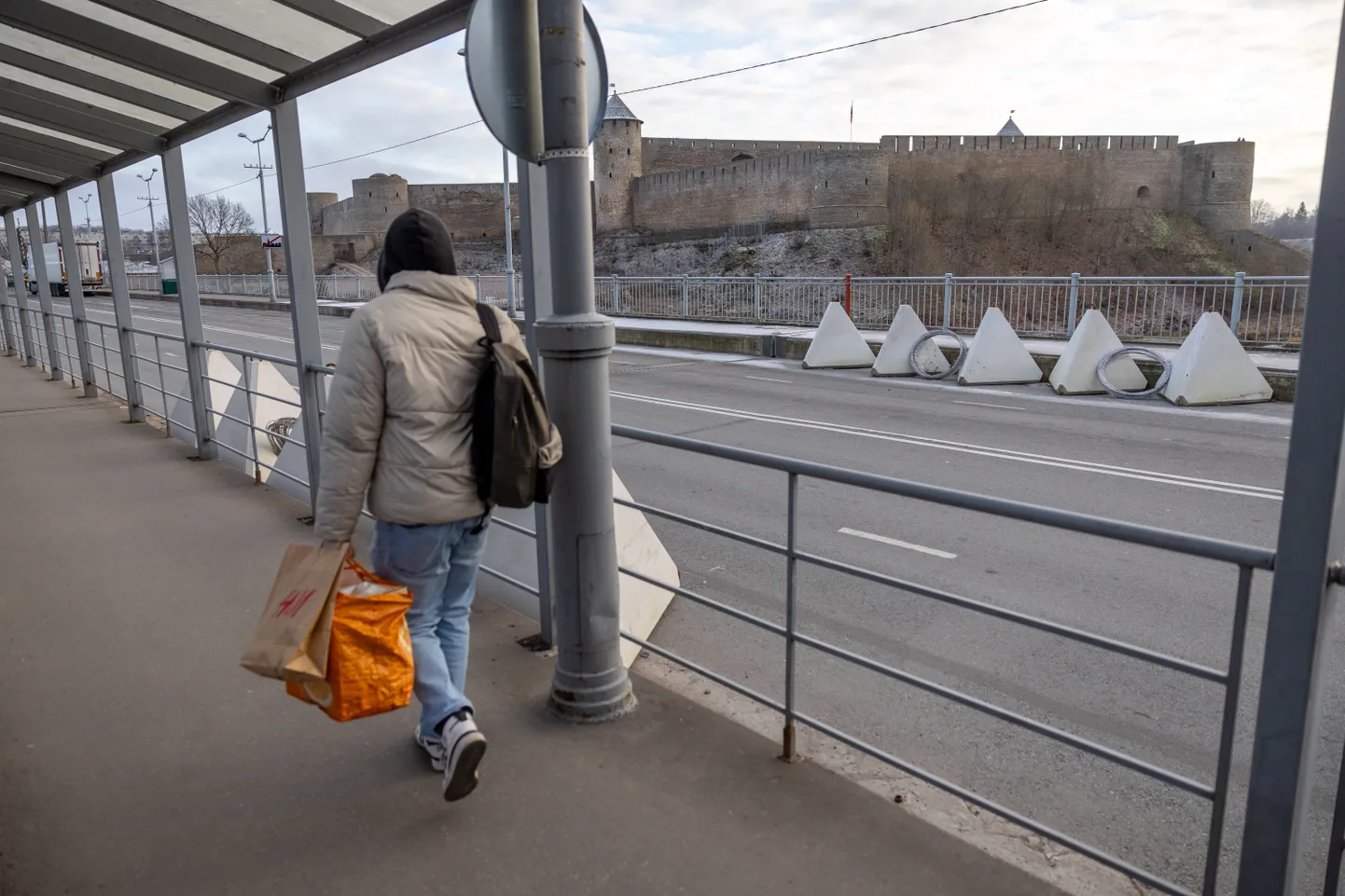 The Estonian Police and Border Guard Board and the Ministry of the Interior want to close the Narva crossing point on the Estonian-Russian border for the night.