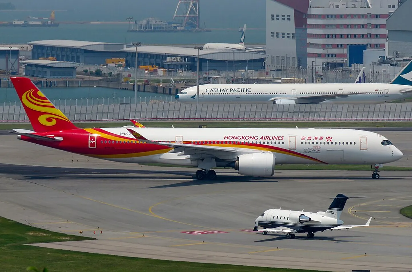 Akupangad on viimasel ajal tekitanud Aasias mitmeid tulekahjusid. Foto keskel intsidenti sattunud Hong Kong Airlinesi lennuk.