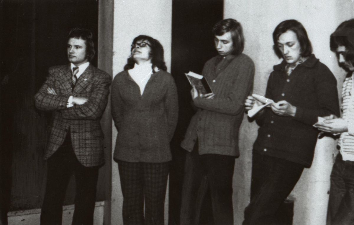 Tallinna Riikliku Konservatooriumi lavakunstikateedri VII lennu üliõpilased 1974. aastal (vasakult) Tiit Berg, Merle Karusoo, Urmas Kibuspuu, Sulev Luik ja Jüri Krjukov enne eksamit.