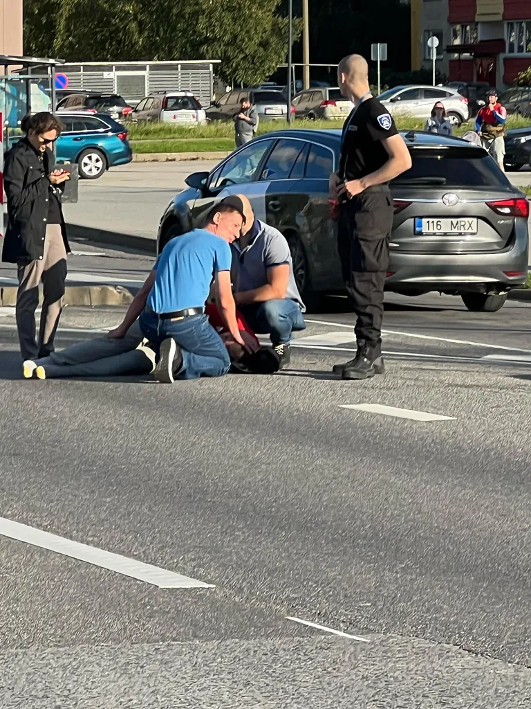 ДТП в Ласнамяэ: водитель электросамоката оказался под колесами BMW. В ожидании полиции и скорой.