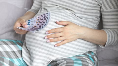 Женщина инсценировала 17 беременностей, чтобы получить 110 000 евро
