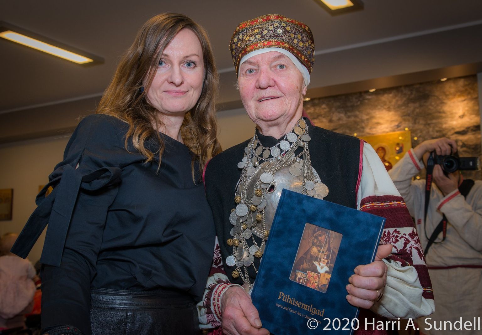 Tiia Puustusmaa (vasakul) raamatuga "Pühasenulgad" setode vana vahtsõaastakka peol jaanuaris 2020 Tallinnas