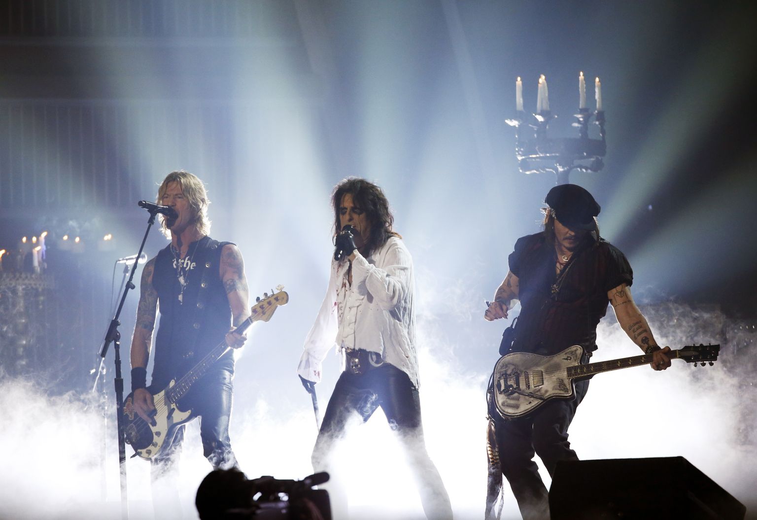 Hollywood Vampires (Duff McKagan, Alice Cooper ja Johnny Depp) esinemas 2016. aastal Grammy auhindade jagamisel