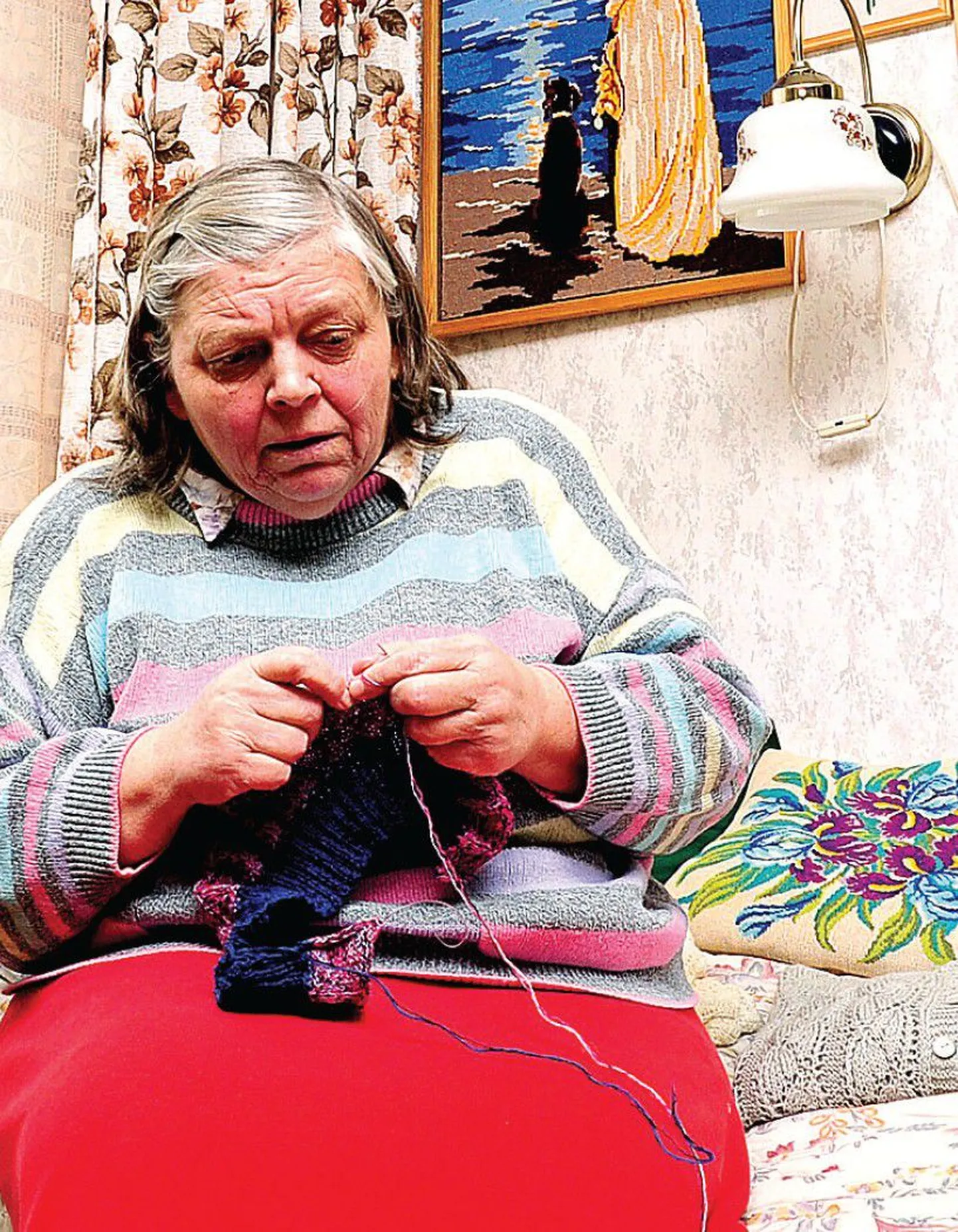 Hilja Kadaku kodu seinad on kaetud tema tehtud piltidega ja tasapinnad tikitud patjadega. Pilt mere ääres seisva naisega Kadaku selja taga seinal on tema kõige esimene töö.