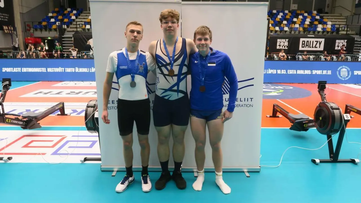 Pärnu poisid tegid B-klassis puhta vuugi: 31 sportlase hulgas krooniti Eesti meistriks Marius Aia (keskel), kellele järgnesid Endrik Hansen (vasakul) ja Daniil Bobrov (paremal).