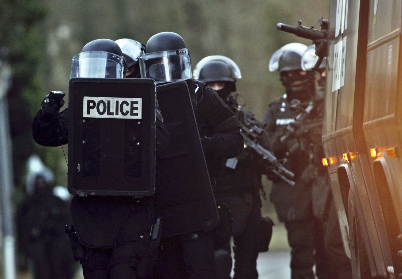 Prantsuse politsei eriüksus eile Corcy väikelinnas Põhja-Prantsusmaal. Just selles piirkonnas arvati end varjavat rünnaku korraldajaid.