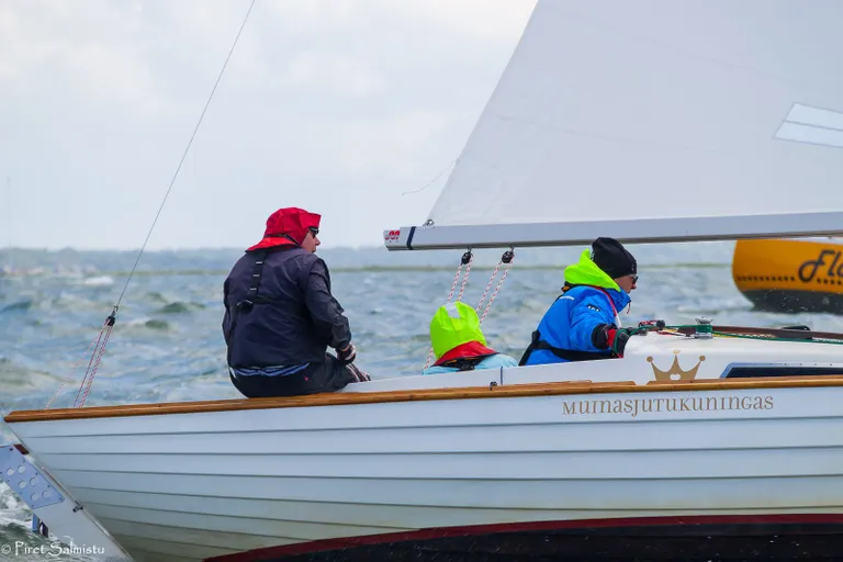 Folkboot Muinasjutukuningas, roolis Jaanus Nõgisto, Kalev Jahtklubi - A. Le Coq 59. Muhu Väina regatt 2016 - foto Piret Salmistu
