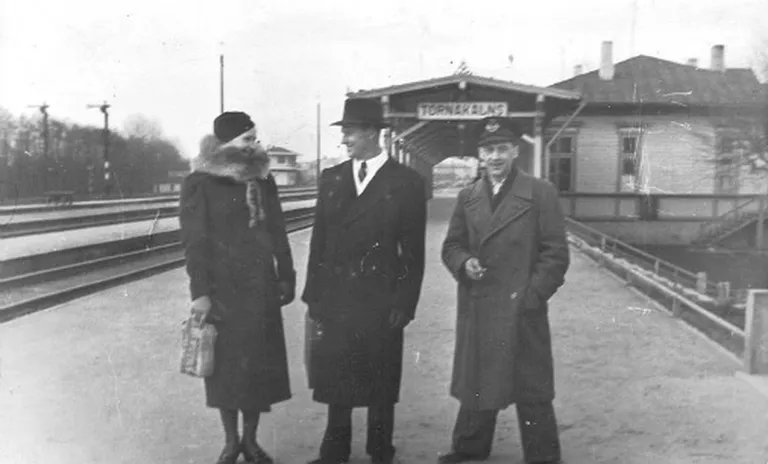 Vilciena pasažieri Torņakalna stacijā 20. gs. 30. gados 