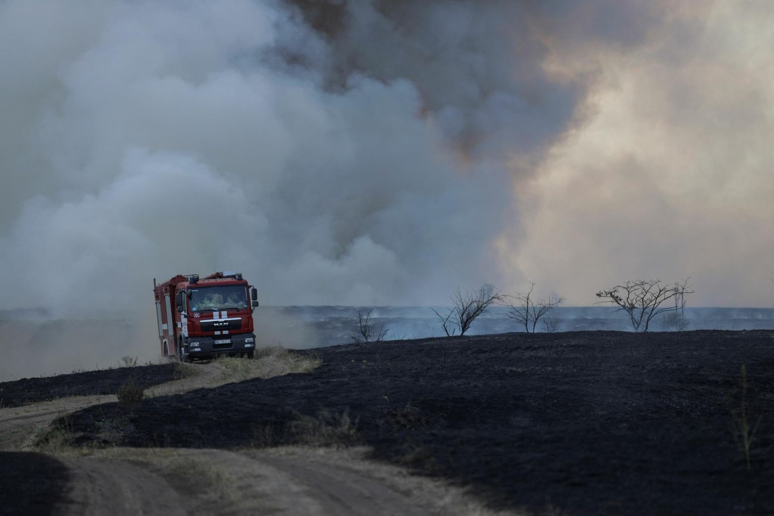 Põlevad põllud pärast Venemaa raketilööke Mõkolajivi oblastis.