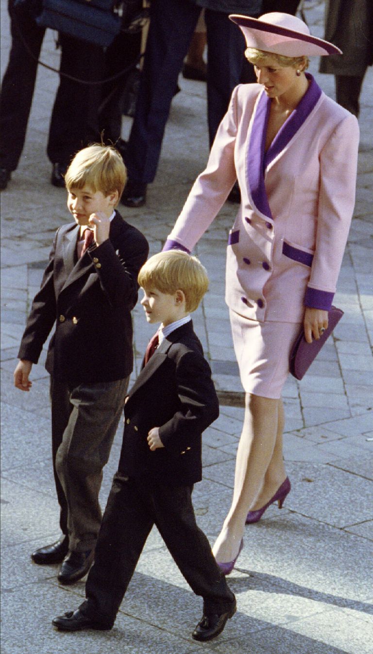 Printsess Diana koos oma poegade Williami ja Harryga 1990. aastal.