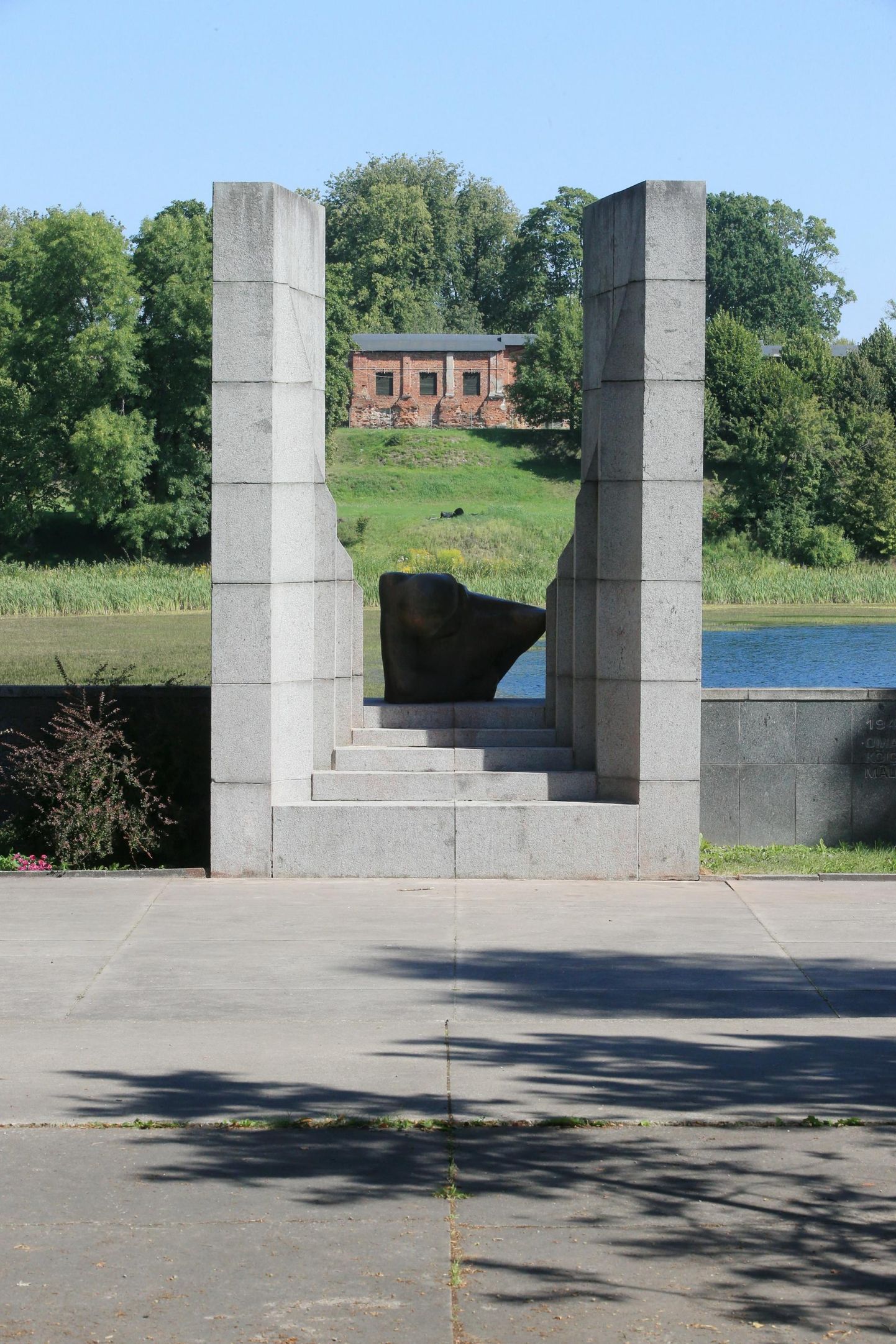 Мемориальный комплекс в Тарту в парке Раади.