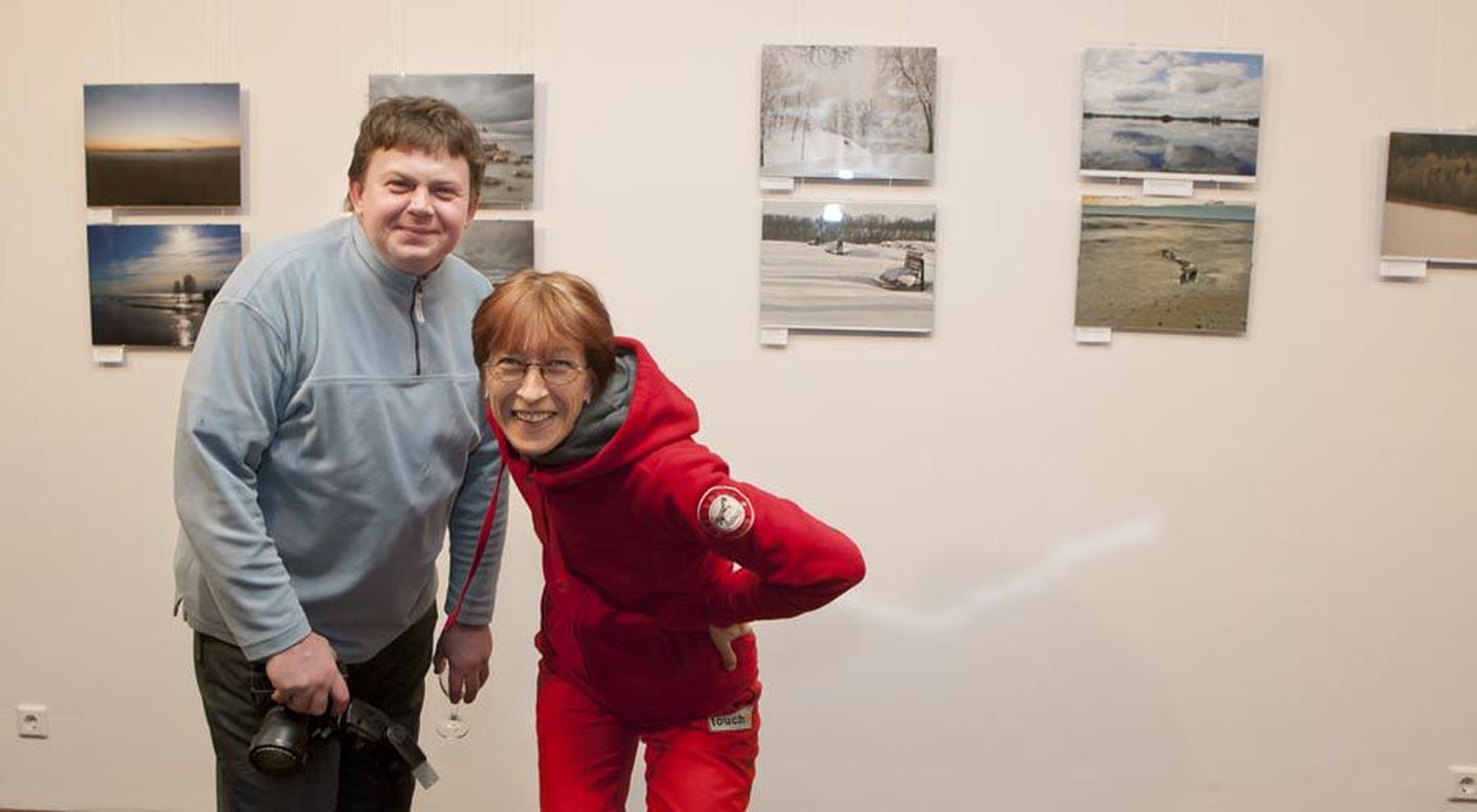 Fotoringi liikmed, abielupaar Raimo ja Gaida Jakson äsja avatud näitusel «Pildid läbi Viljandi fotoringi silmade»
