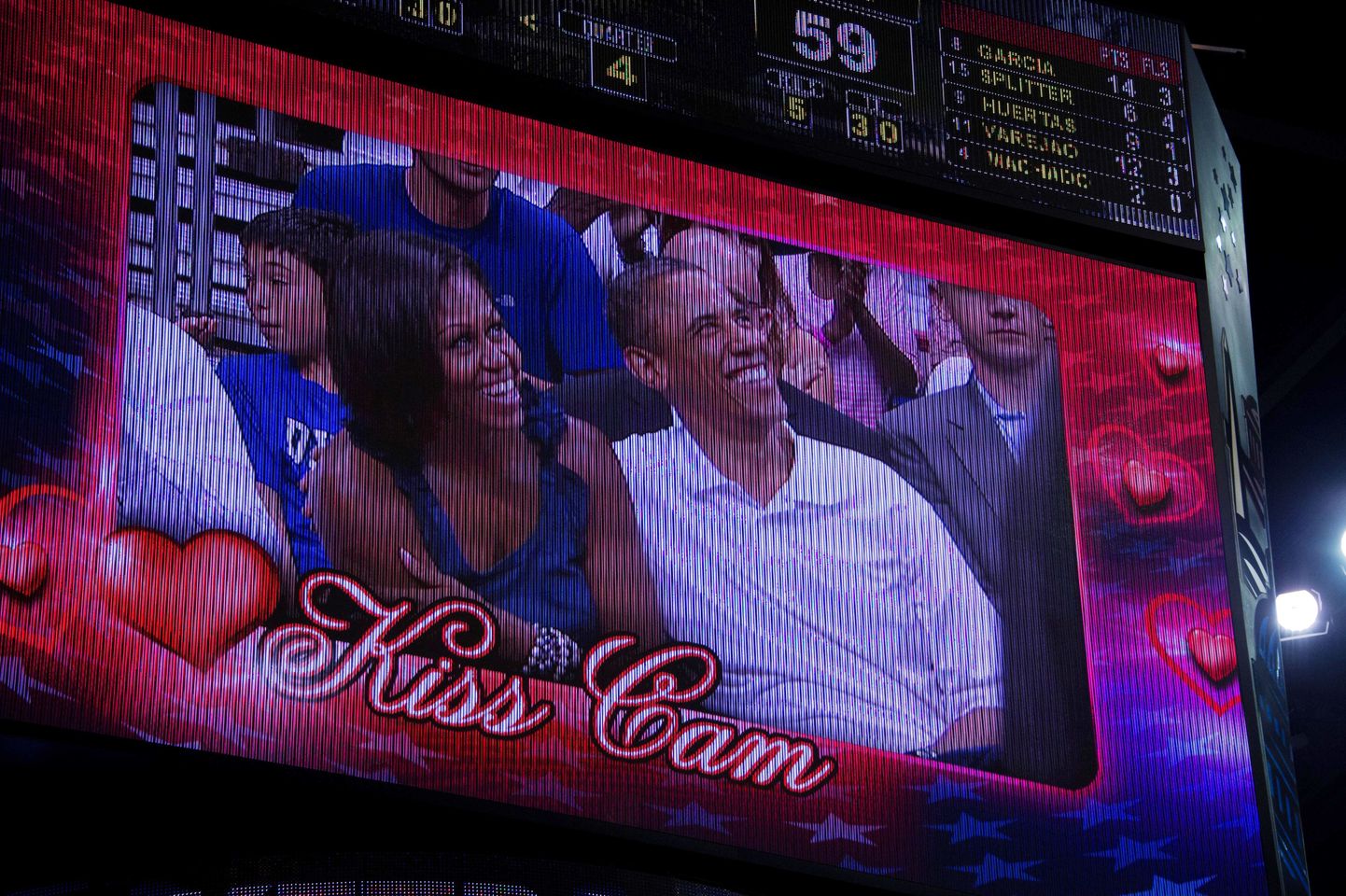 Барак Обама с супругой Мишель на большом табло.