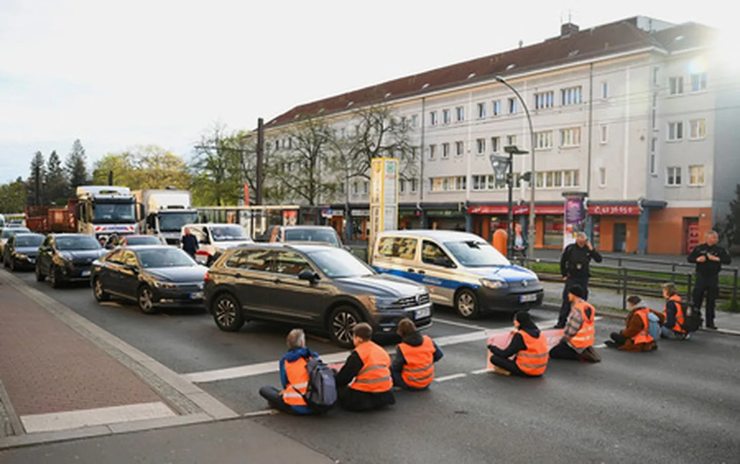 Kliimaprotestijad Berliini liiklust takistamas.