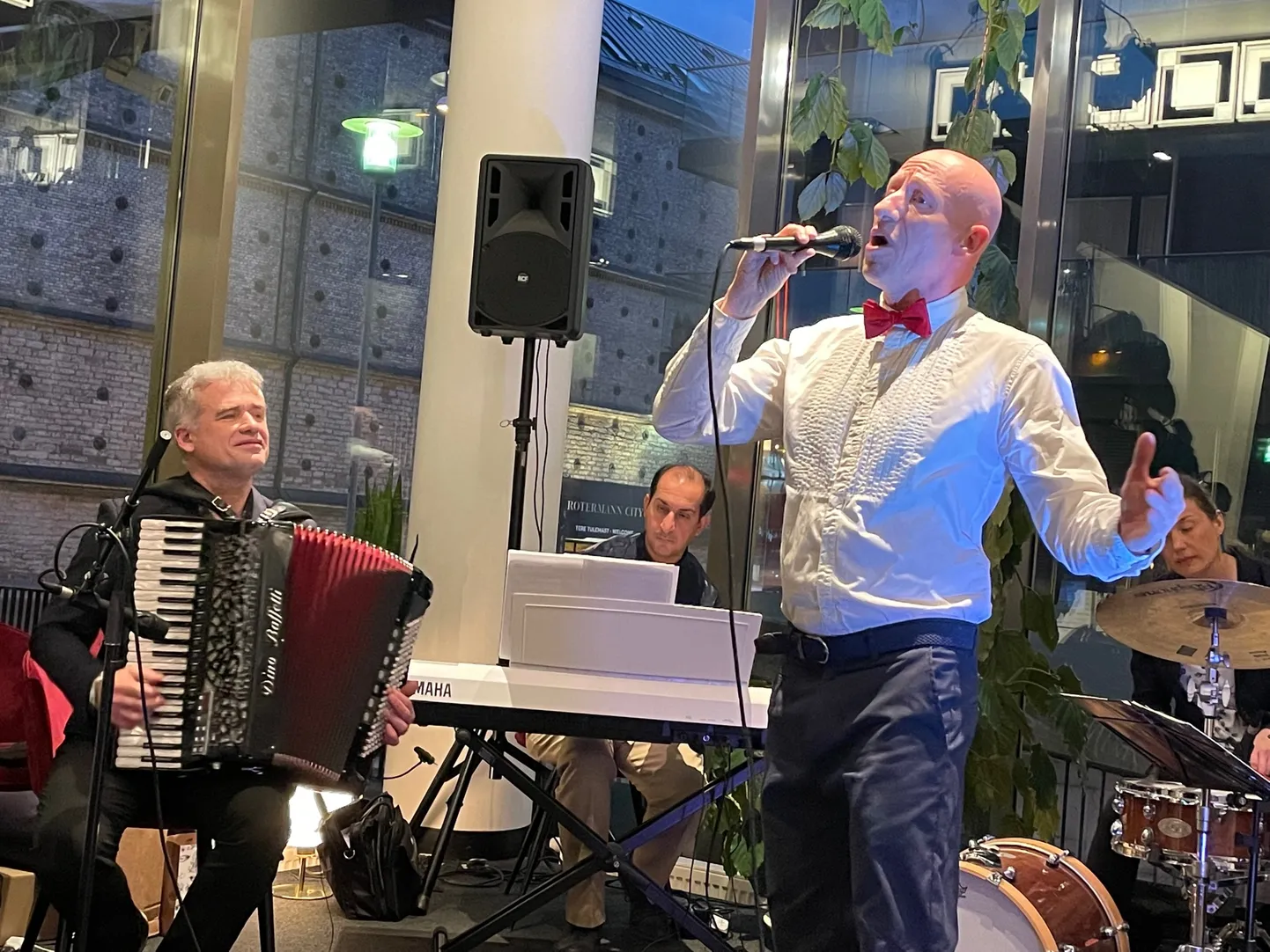 Tartlaste ette tulevad plaati tutvustama akordionist Allan Jakobi ja laulja Erkki Otsman.