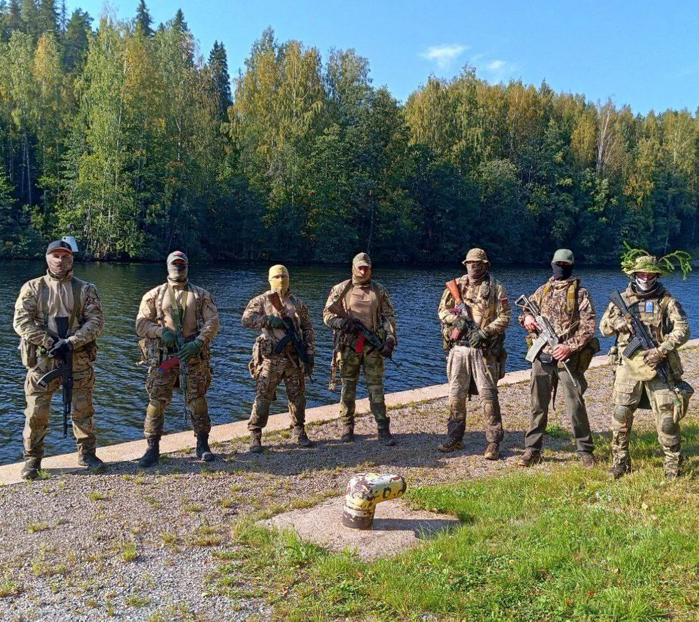 Боевики неонацистской группировки «Русич» в Ленинградской области РФ в неустановленном месте недалеко от границы с Финляндией, сентябрь 2024 года.