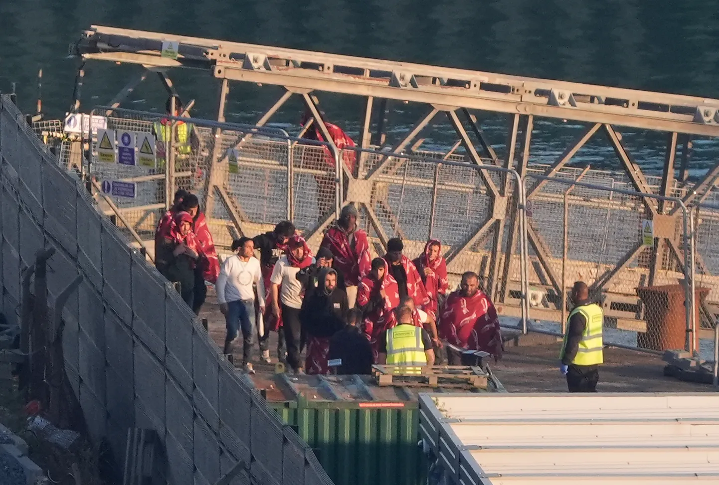 La Manche'i väinast päästetud migrandid viiakse Inglismaal Doverisse.