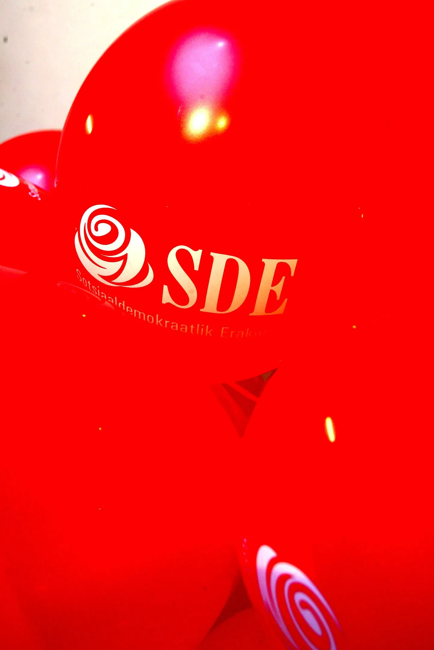 Sotsiaaldemokraatliku Erakonna logoga õhupallid.