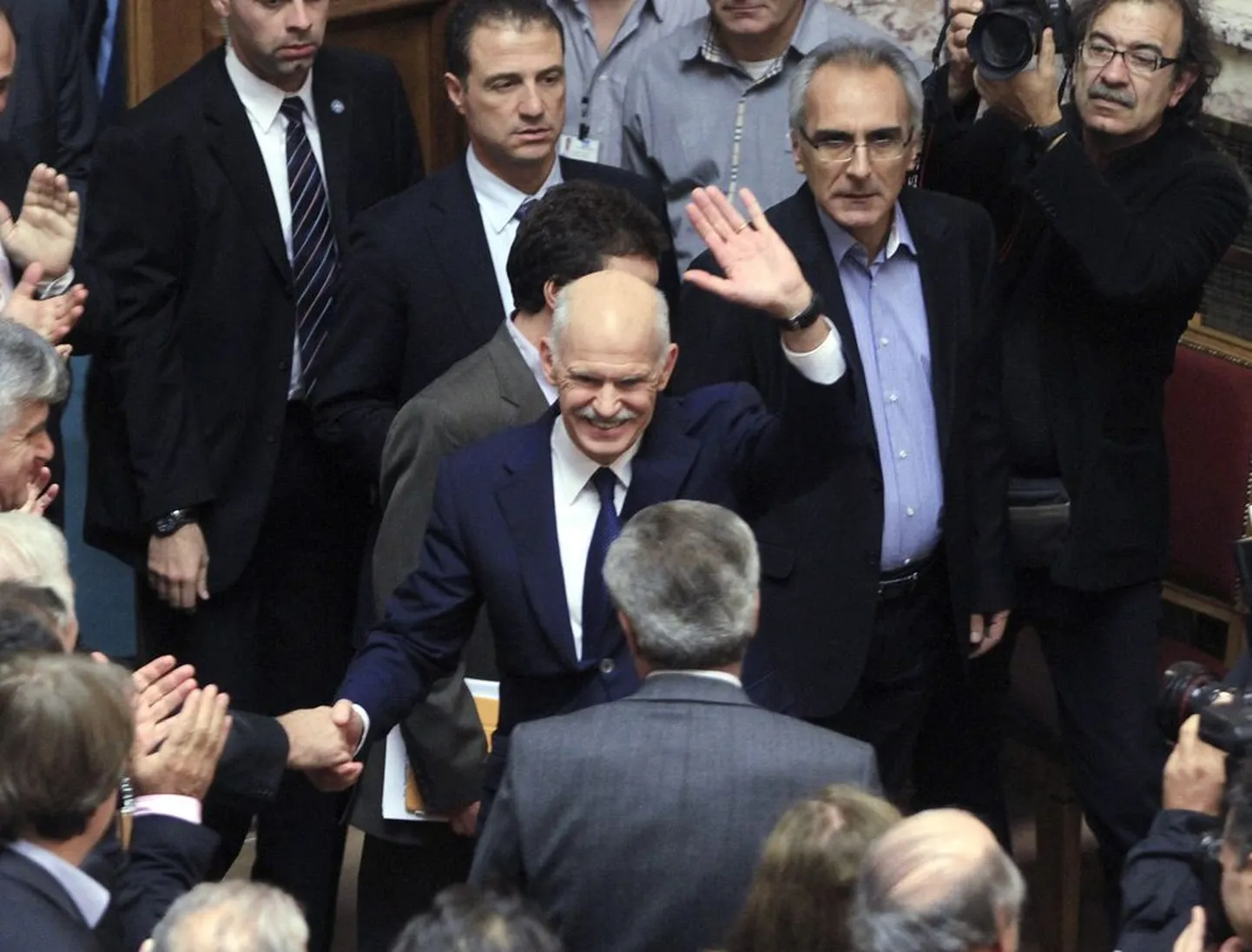 Kreeka peaminister Georgios Papandreou oli eile oma parteikaaslaste ette astudes võiduka näoga, nagu poleks midagi juhtunudki.