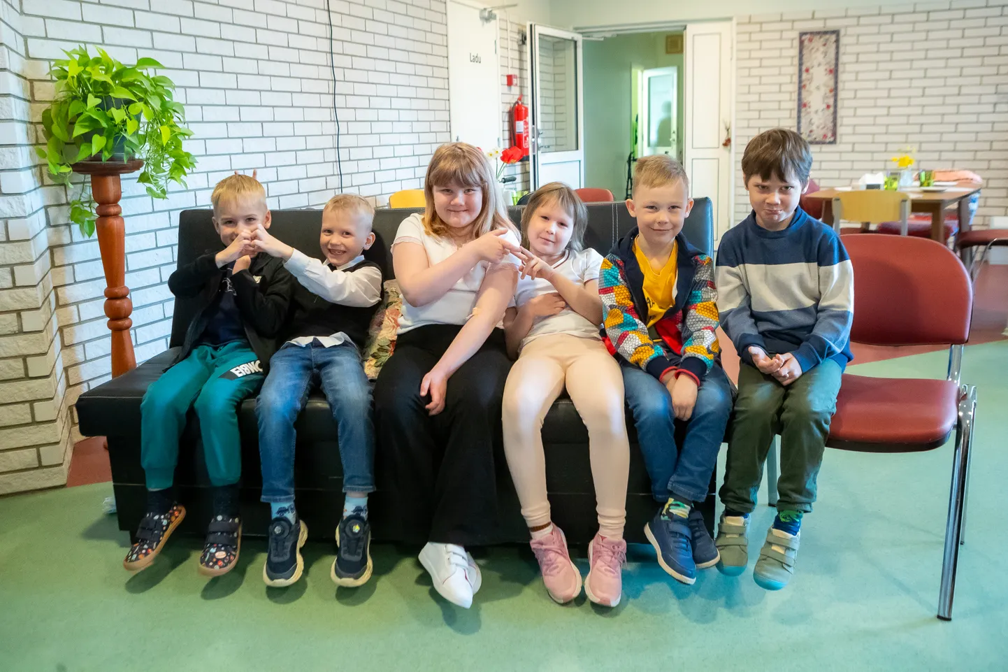 VANAVANEMAD ON ÄGEDAD! Ristiku lasteaia lapsed naudivad vanaemade ja vanaisade seltskonda. Pildil vasakult: Mattias Mikola, Raimar Laanekivi, Säsil Saksakulm, Olivia Auväärt, Mattias Nelis, Mattias Hõrandi.